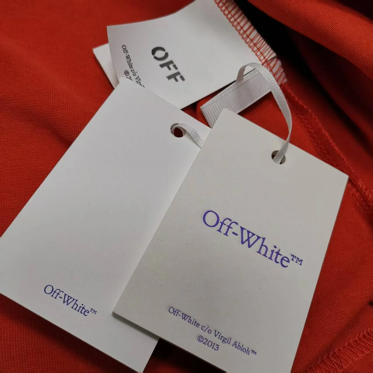 The top proven version OFF-WHI* 25SS new printed short-sleeves, loose fit, the same style for male and female couples stars. American designer Virgil Abloh founded the luxury street brand Off-White based on the pop culture of the younger generation. Walking between street culture and high-end fashion, contemporary elements are used to interpret youth culture, and fine workmanship is used to interpret trendy clothing. Photos, paintings and eye-catching graphic printing are all sources of inspiration for the designer. 32 counts of 260g double yarn pure cotton fabric, the printing uses Kornit digital direct injection technology, and the picture is clear. The white glue base ensures the firmness of the printing, and machine washing is stress-free - 1:1 original mold opening, ZP development, perfectly restored to the original version, produced by a large factory, not produced by a small factory on the market, fine wiring, top-notch craftsmanship, welcome to compare - A complete set of customized accessories for collar labels, hang tags, and washing labels - Exclusive logo packaging - No matter age, body shape or gender, it is very suitable for both men and women. All details are real photos, buy with confidence. Color: Black White Orange Size: S-XL P;120